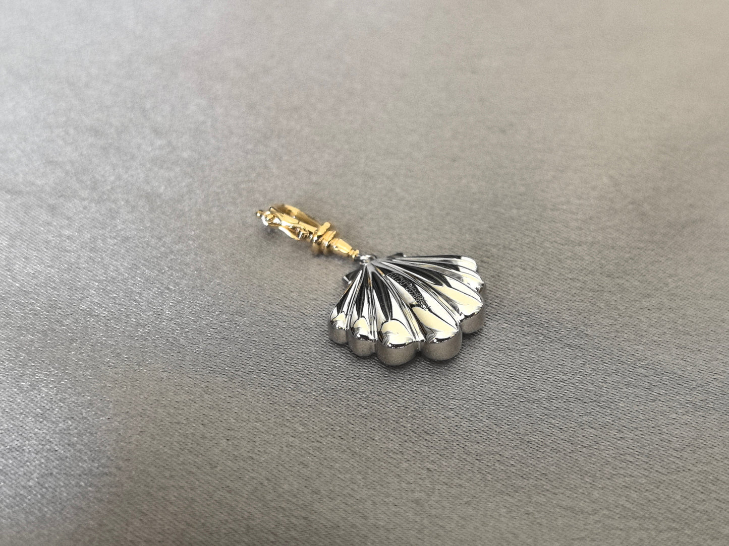 0.8ct 5.3g 18K Gold Shell Pendant | Full Pavé Lab Diamonds | Textured Back | Ethical Luxury