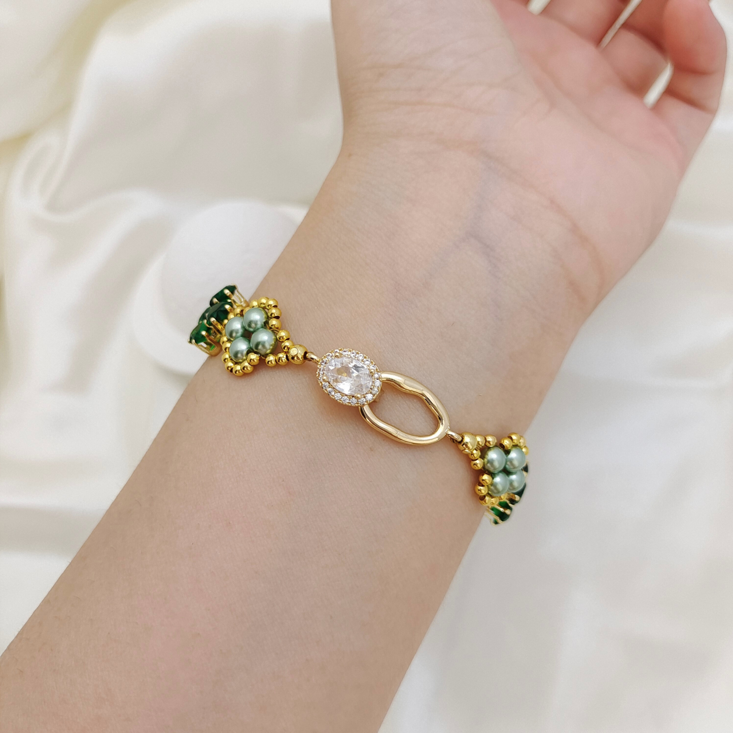 No.70 Clover Handmade Bracelet – Heart-Shaped CZ Charms, Pearls & Oval Clasp