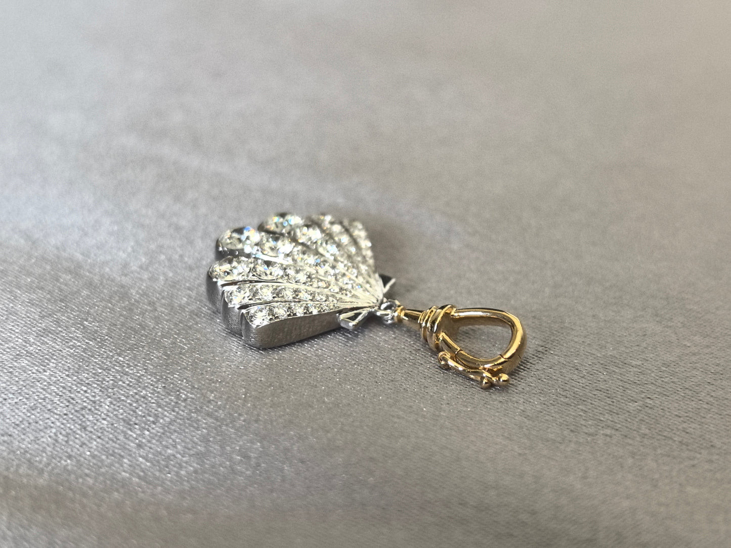 0.8ct 5.3g 18K Gold Shell Pendant | Full Pavé Lab Diamonds | Textured Back | Ethical Luxury