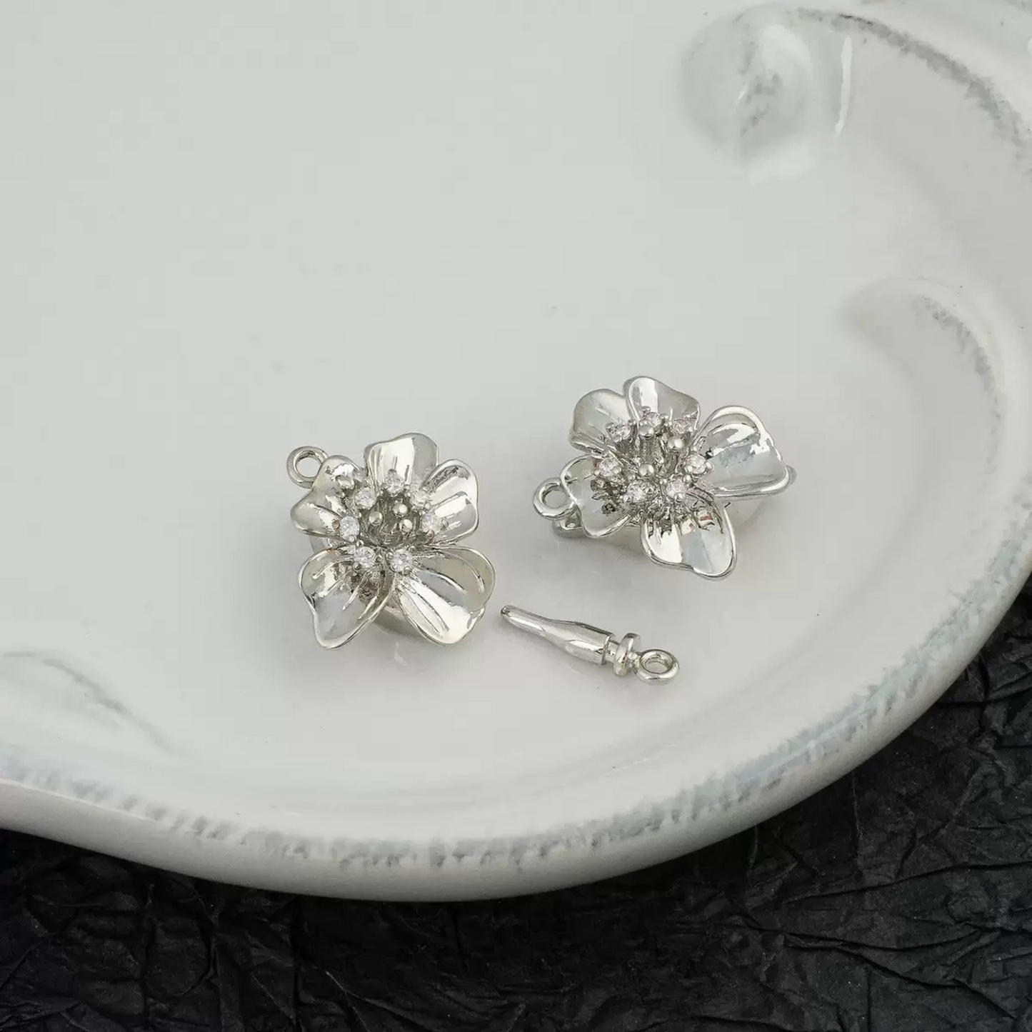 【B11】1P Gardenia Clasp Bead – 18K Gold/Silver Plated, Cubic Zirconia Accent, DIY Jewelry Connector